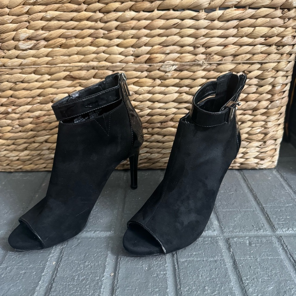 Jennifer Lopez Women’s 6M Black Open Toe Ankle Boots Heels‎ Peep Toe Zipper Heel - Picture 2 of 12